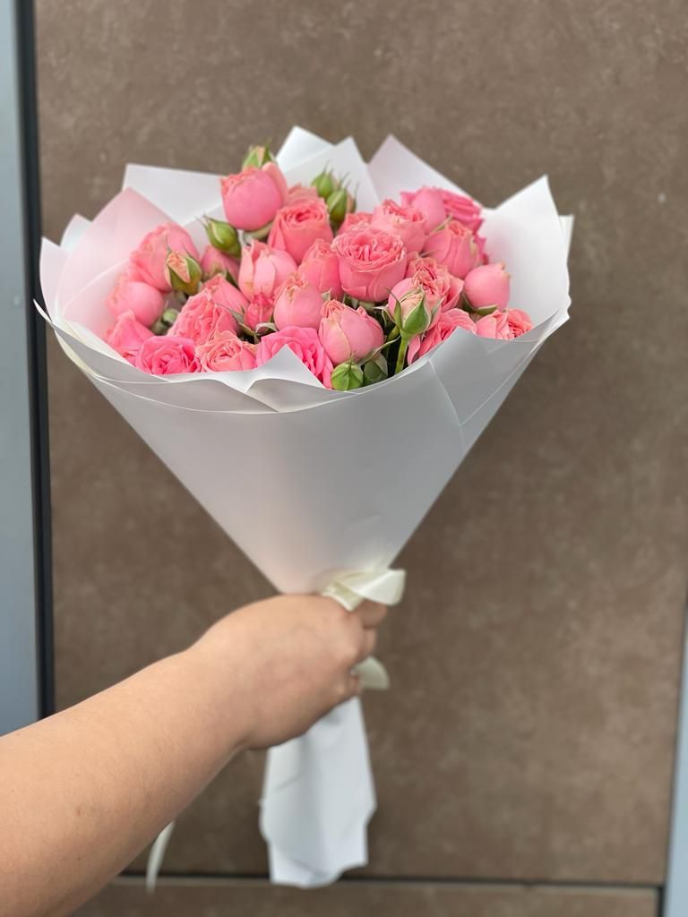 Букет из 9 кустовых розовых роз в крафте «По одной простой примете»